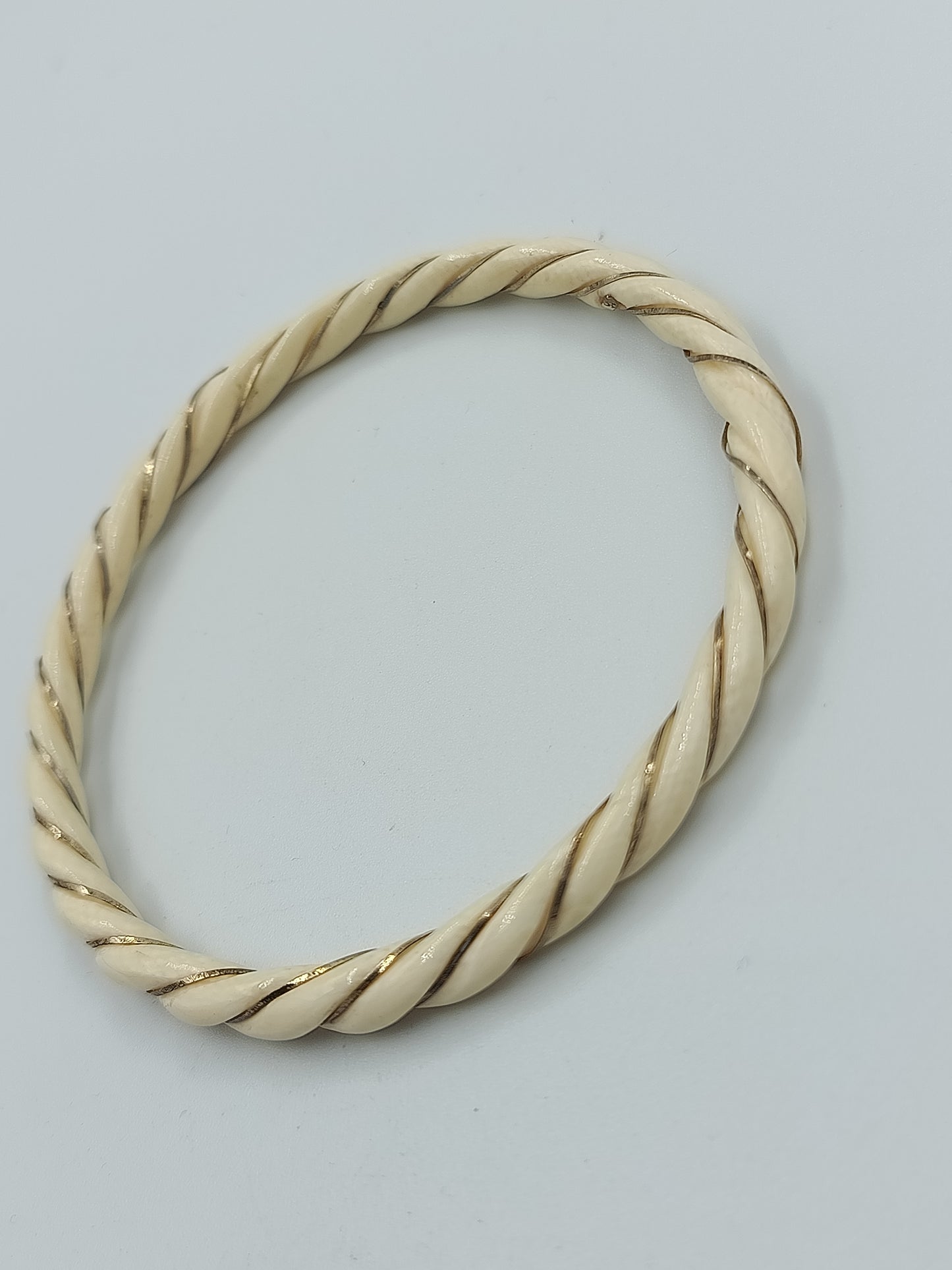 Starres Armreif-Armband im gedrehten Design