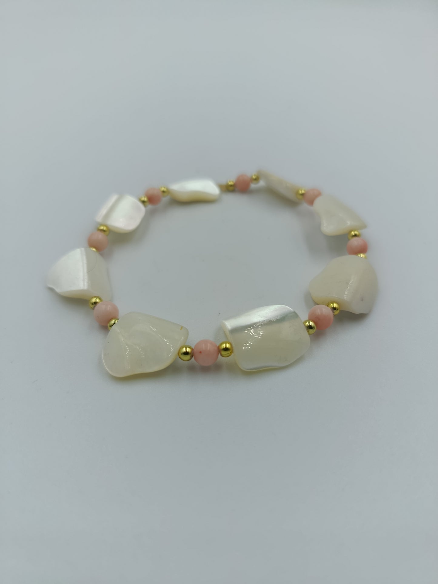 Dehnbares Armband mit Muschel- und Perlen-Optik