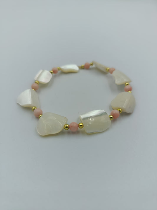 Dehnbares Armband mit Muschel- und Perlen-Optik