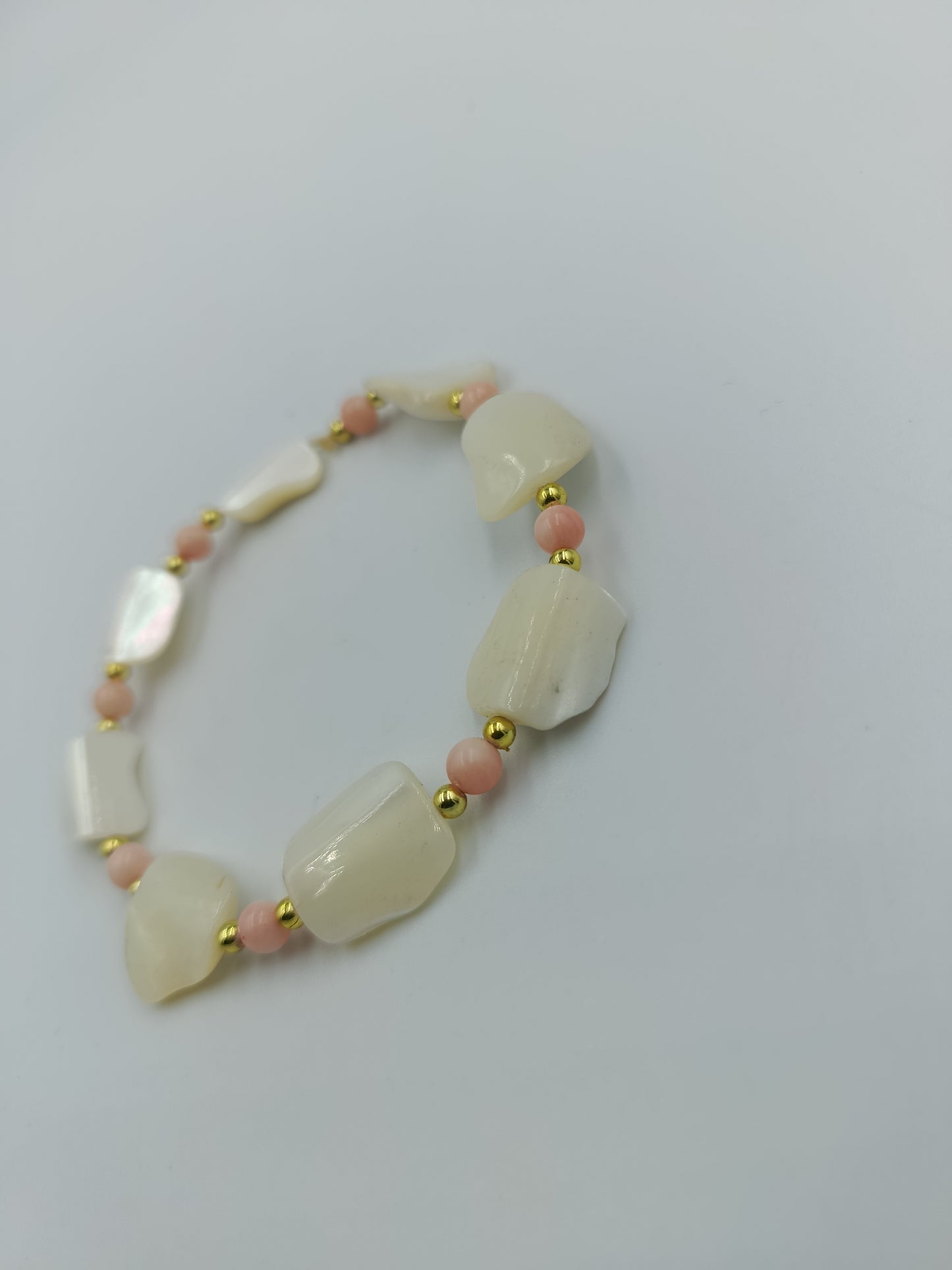 Dehnbares Armband mit Muschel- und Perlen-Optik