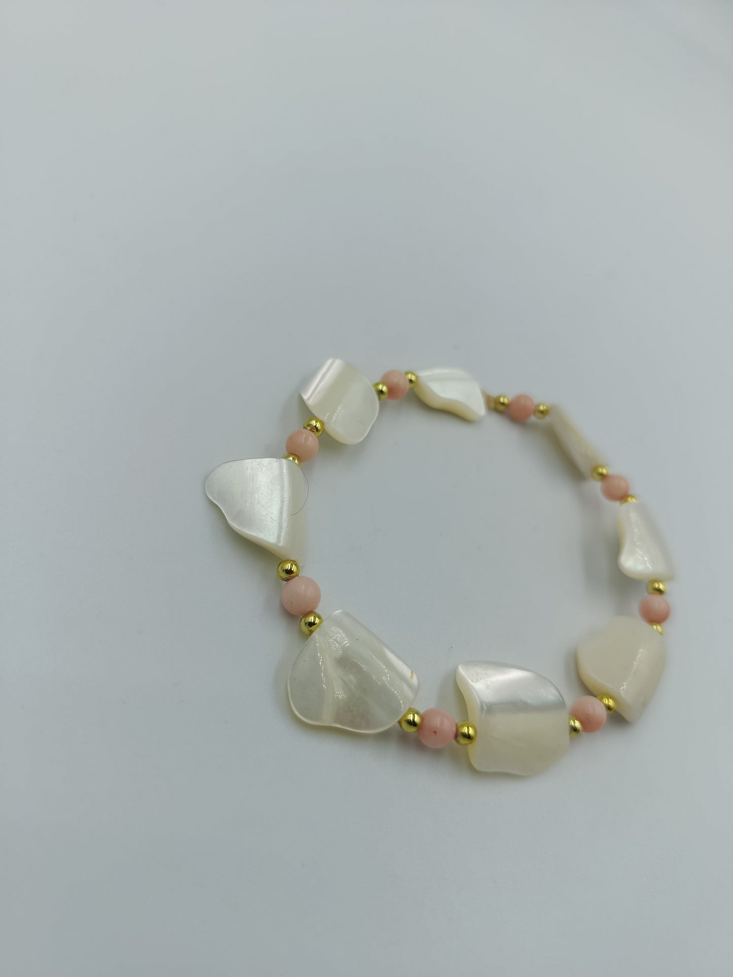 Dehnbares Armband mit Muschel- und Perlen-Optik