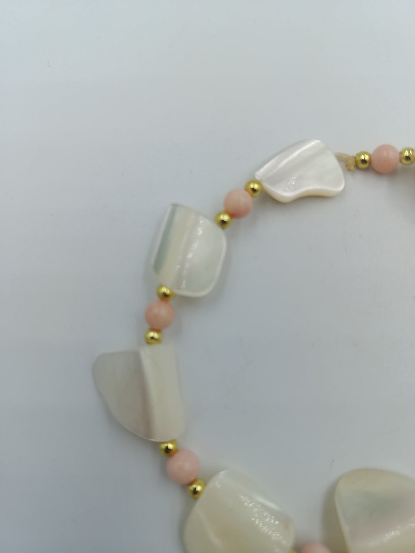 Dehnbares Armband mit Muschel- und Perlen-Optik