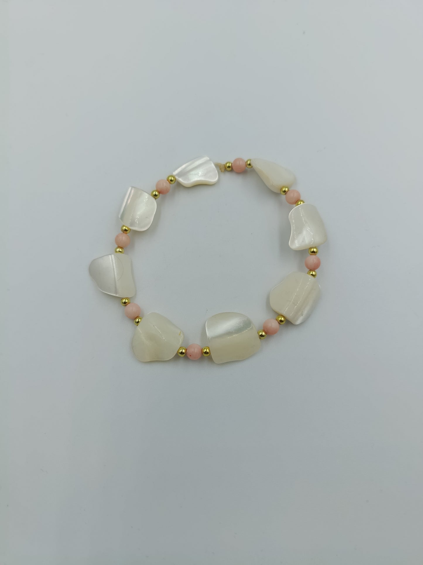 Dehnbares Armband mit Muschel- und Perlen-Optik