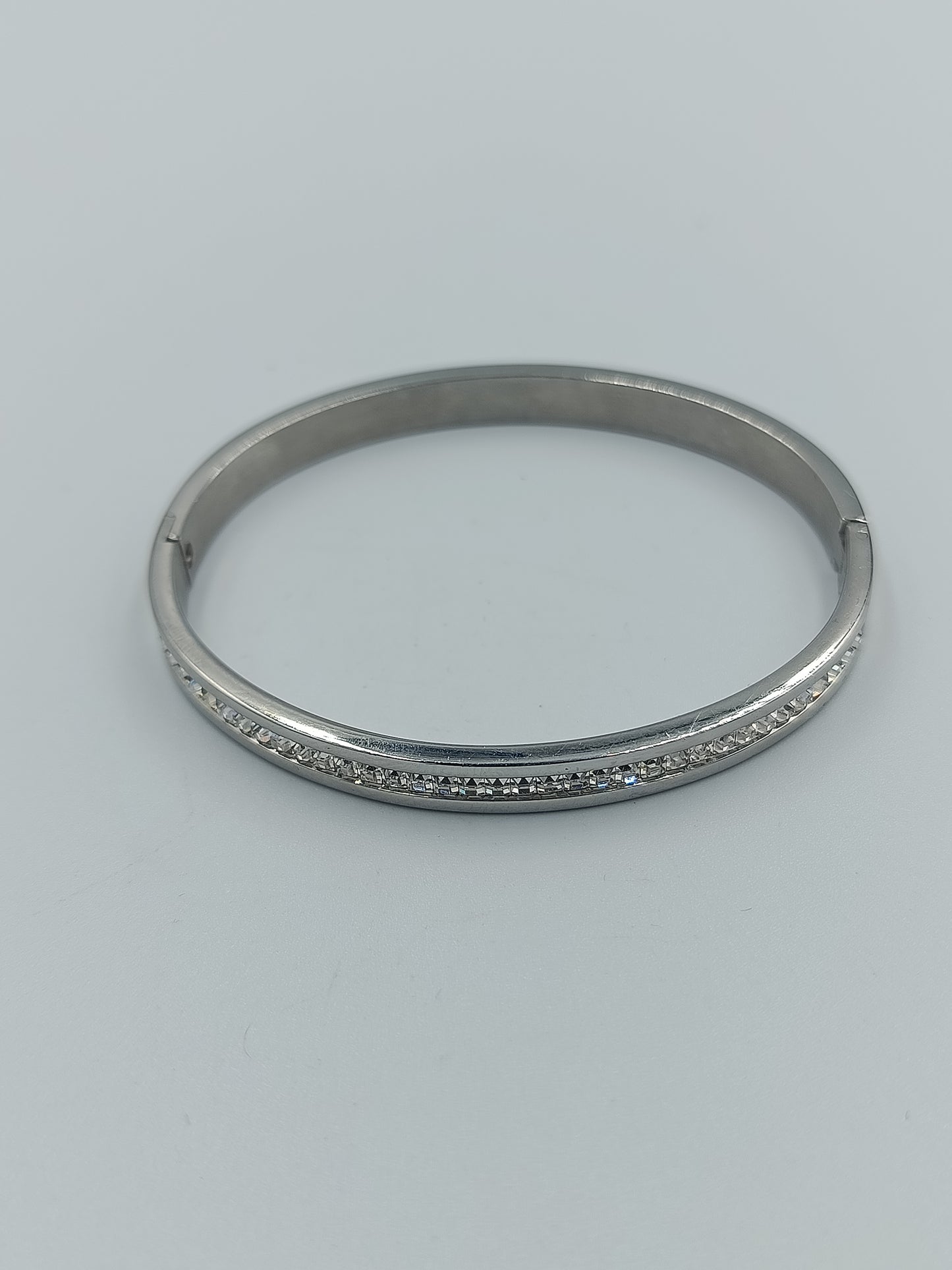 Silberfarbenes Armreif-Armband mit Strassreihe