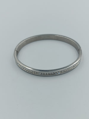 Silberfarbenes Armreif-Armband mit Strassreihe