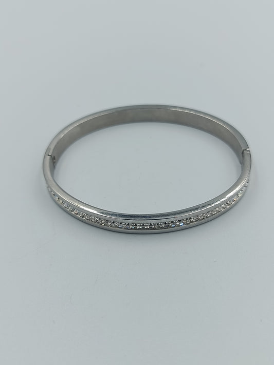 Silberfarbenes Armreif-Armband mit Strassreihe