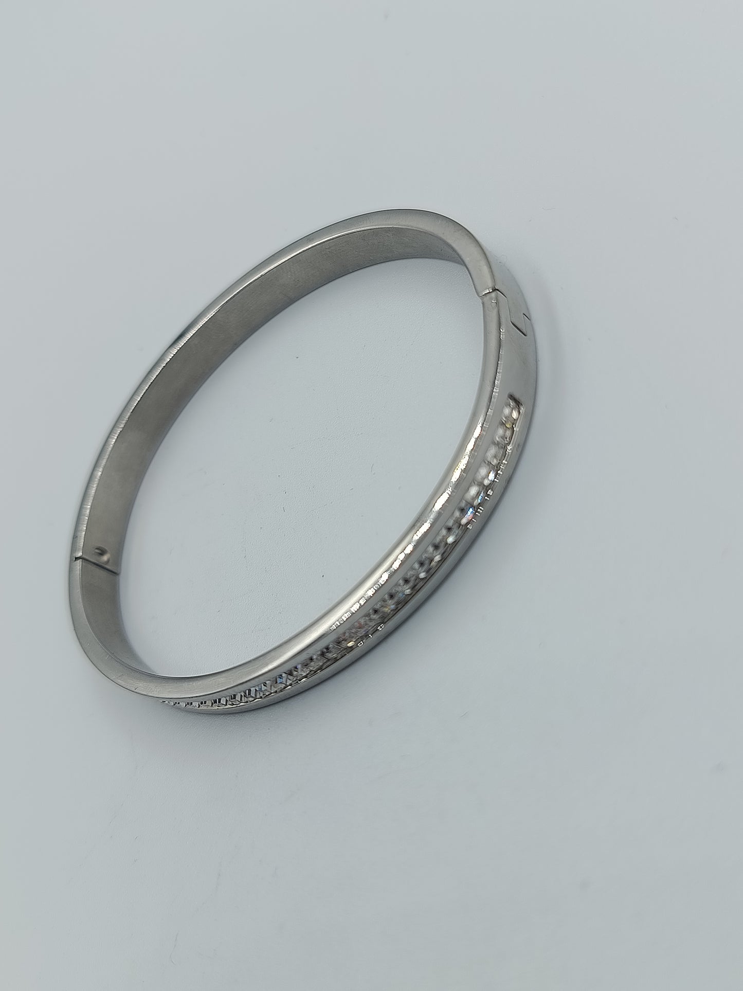 Silberfarbenes Armreif-Armband mit Strassreihe