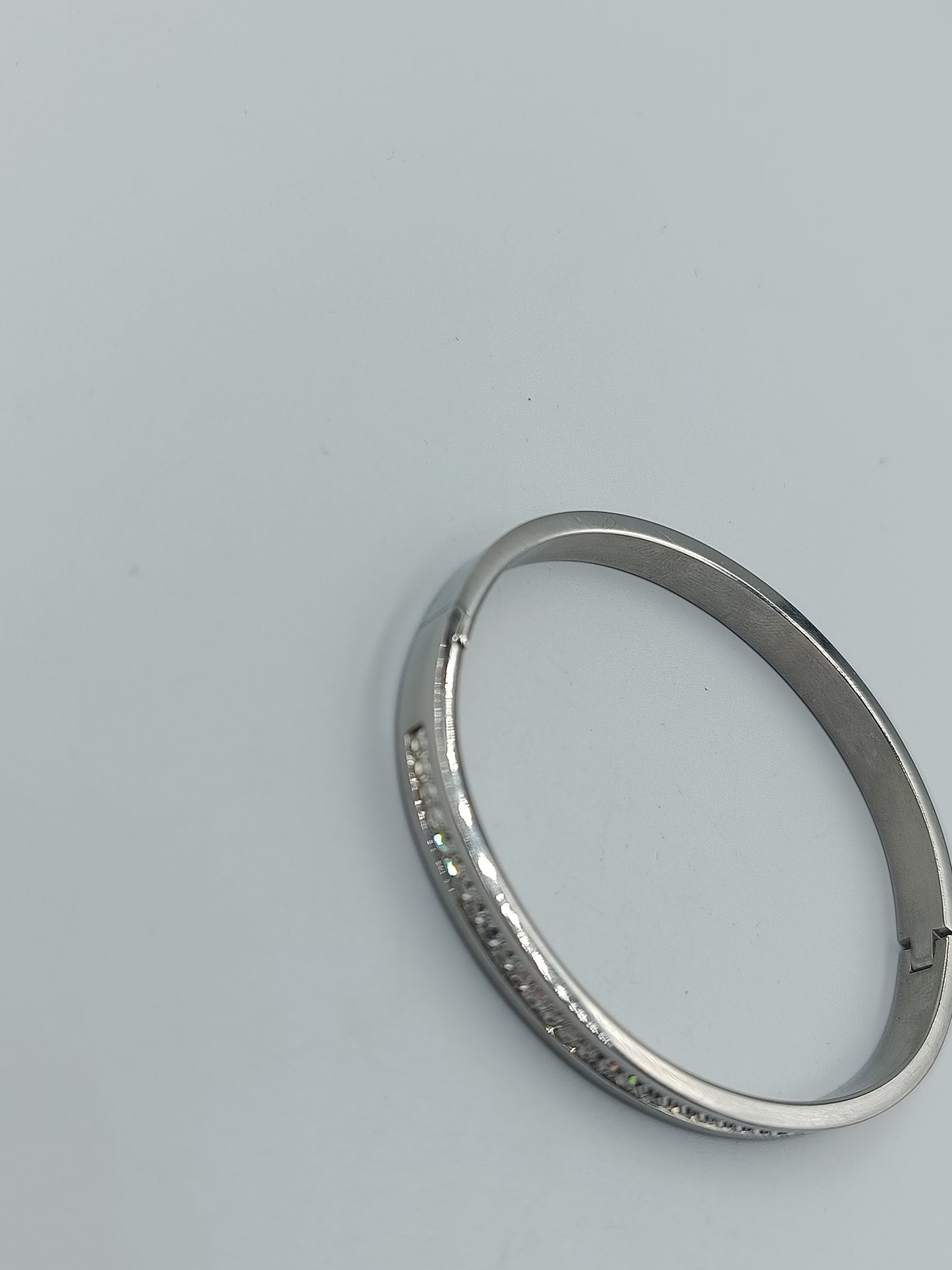 Silberfarbenes Armreif-Armband mit Strassreihe