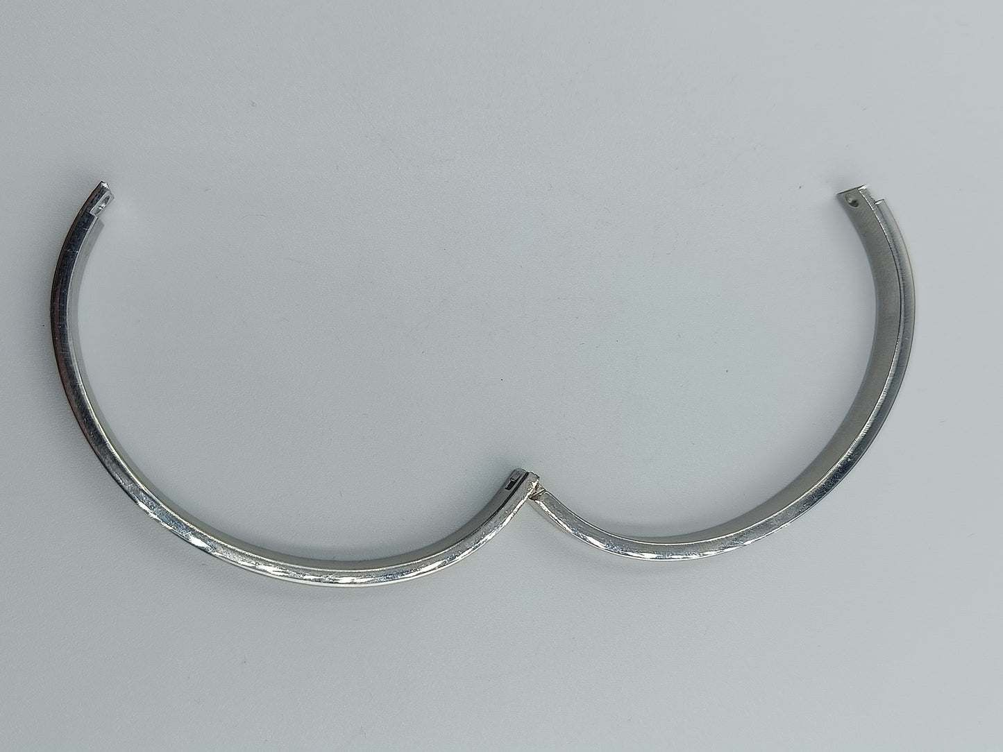 Silberfarbenes Armreif-Armband mit Strassreihe