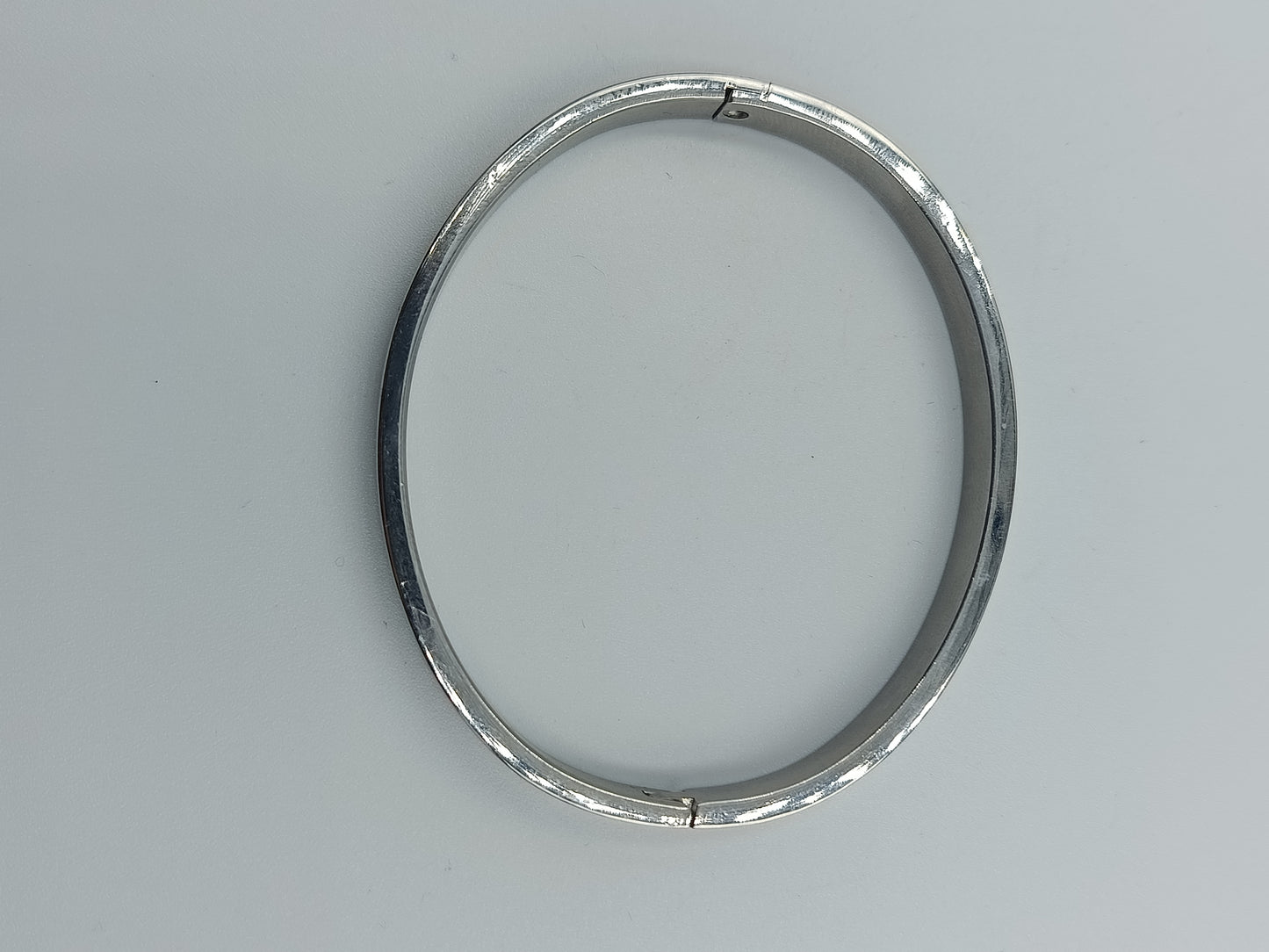 Silberfarbenes Armreif-Armband mit Strassreihe