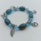 Elastisches Armband mit blauen Perlen und Charms