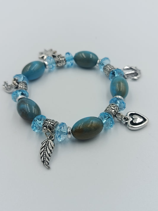 Elastisches Armband mit blauen Perlen und Charms