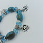 Elastisches Armband mit blauen Perlen und Charms