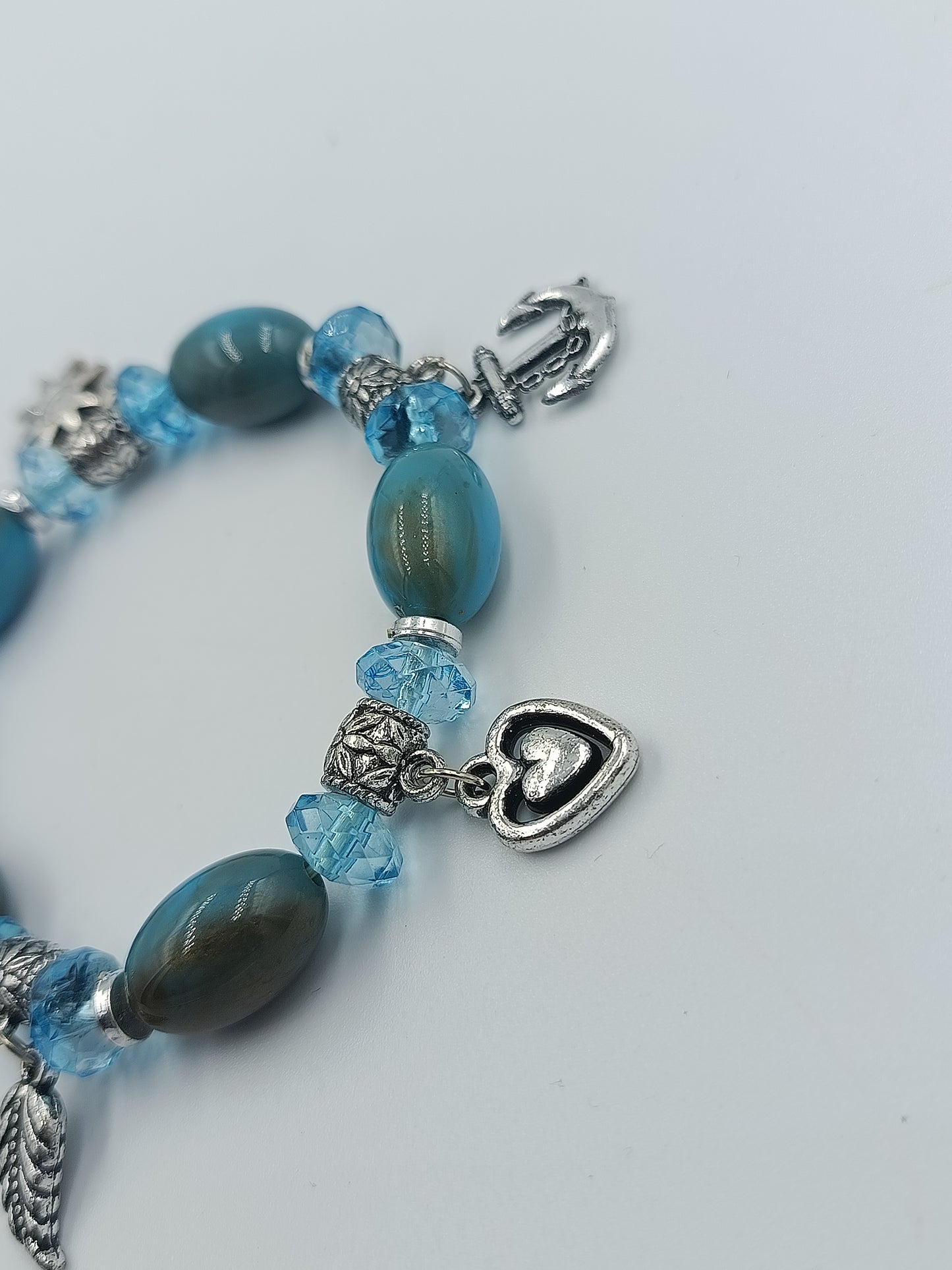 Elastisches Armband mit blauen Perlen und Charms