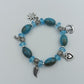 Elastisches Armband mit blauen Perlen und Charms