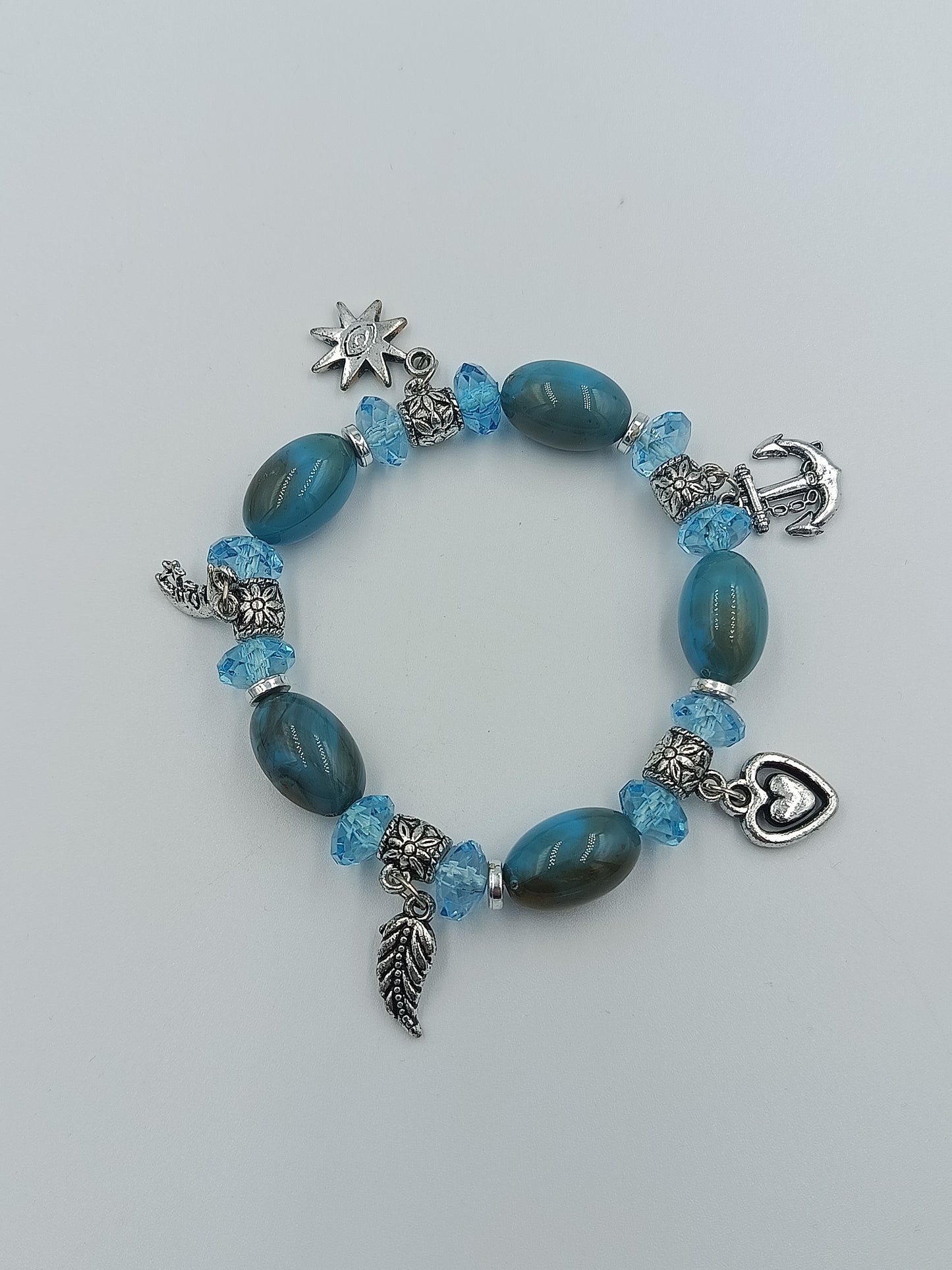 Elastisches Armband mit blauen Perlen und Charms