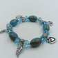 Elastisches Armband mit blauen Perlen und Charms