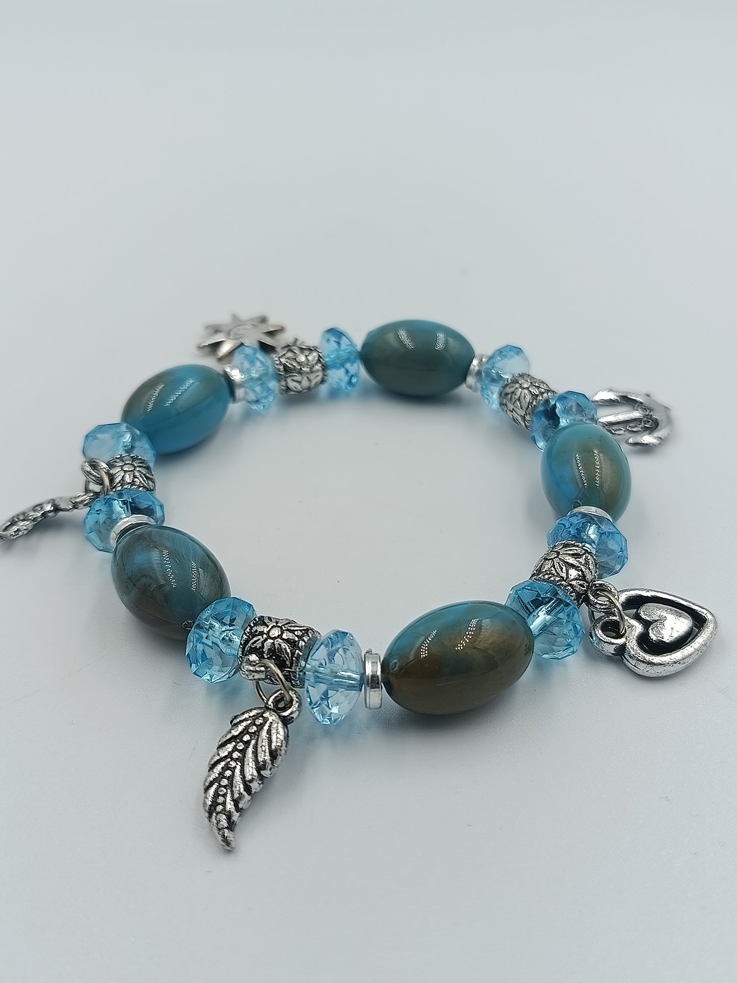 Elastisches Armband mit blauen Perlen und Charms