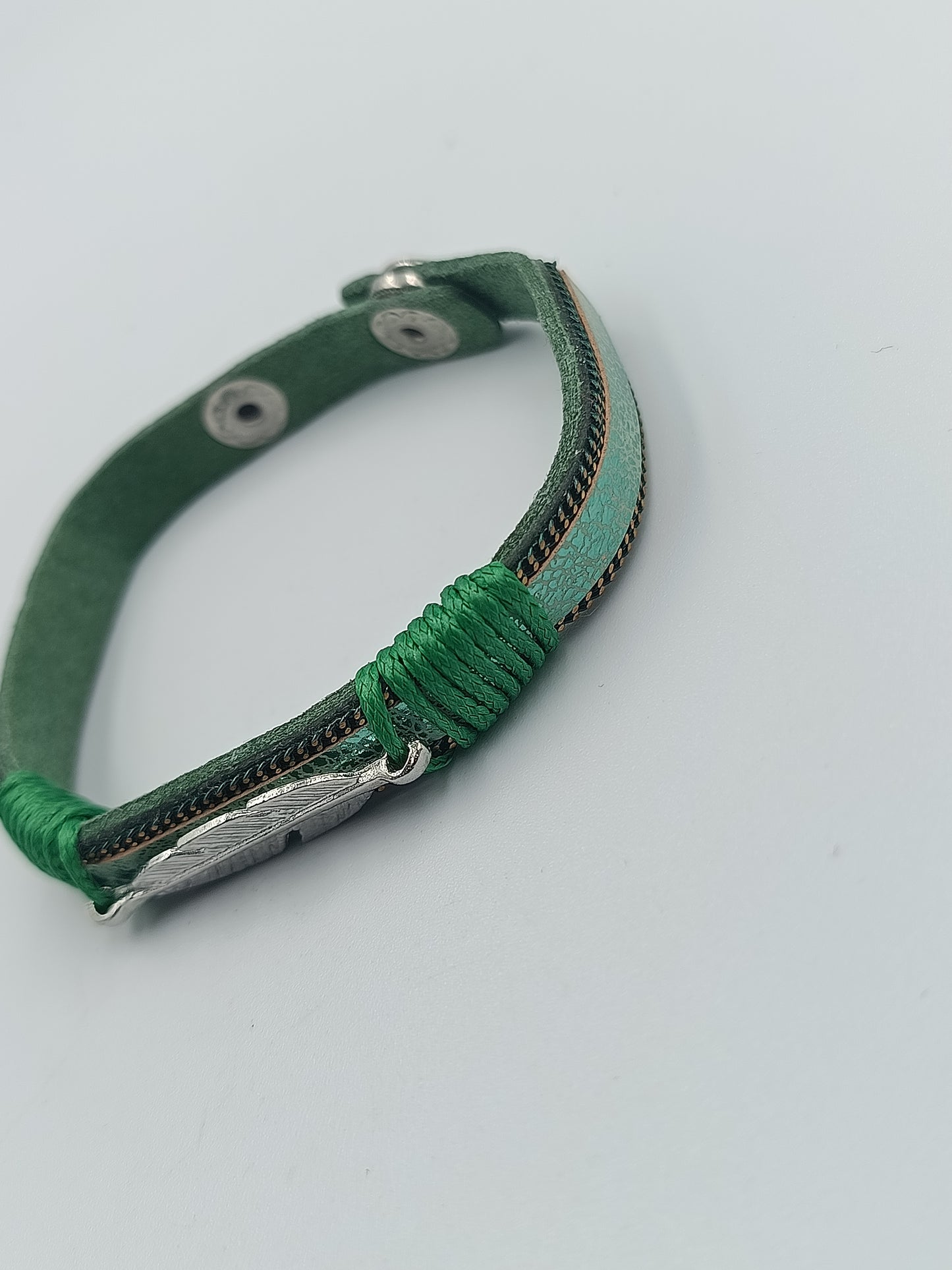 Grünes Lederarmband mit Feder-Element
