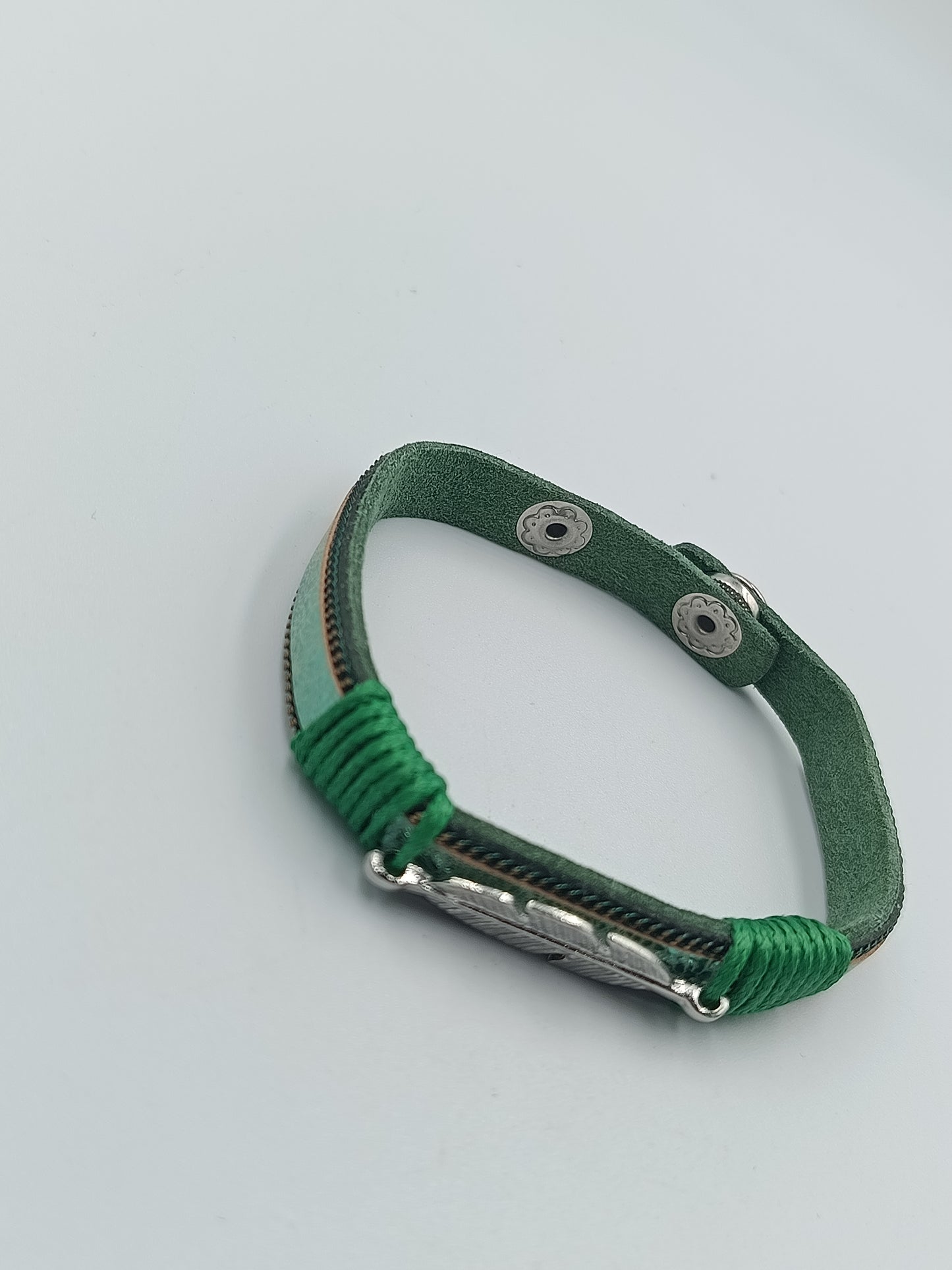 Grünes Lederarmband mit Feder-Element