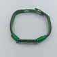Grünes Lederarmband mit Feder-Element