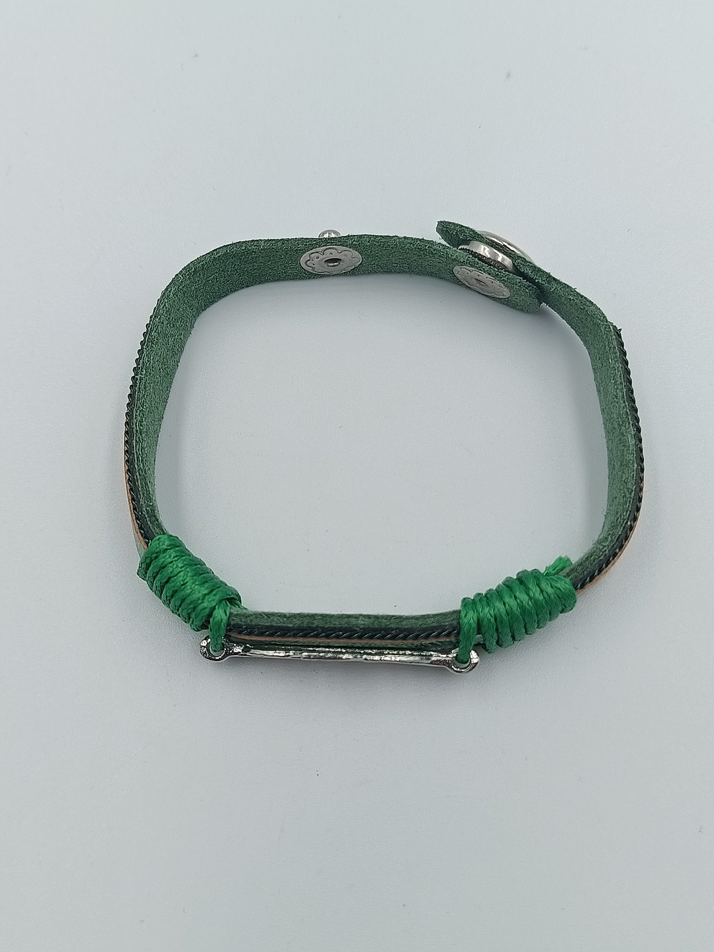 Grünes Lederarmband mit Feder-Element
