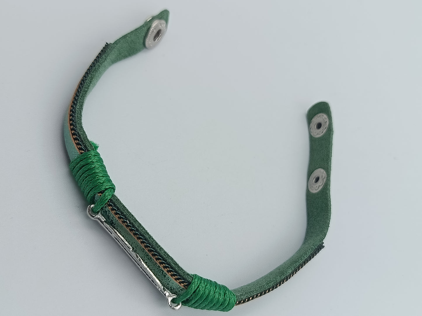 Grünes Lederarmband mit Feder-Element