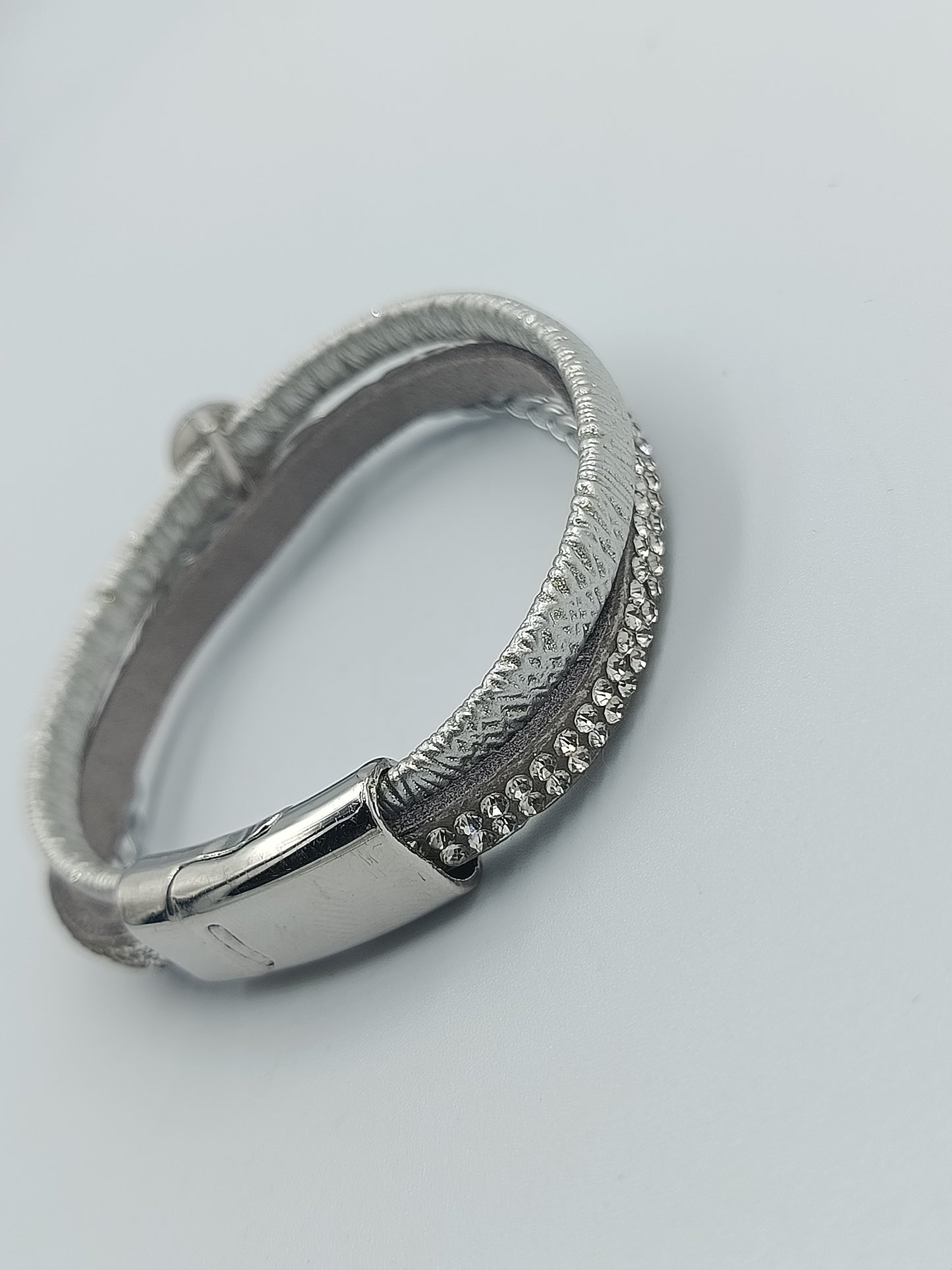 Modernes Armband in Silberoptik mit Magnetverschluss