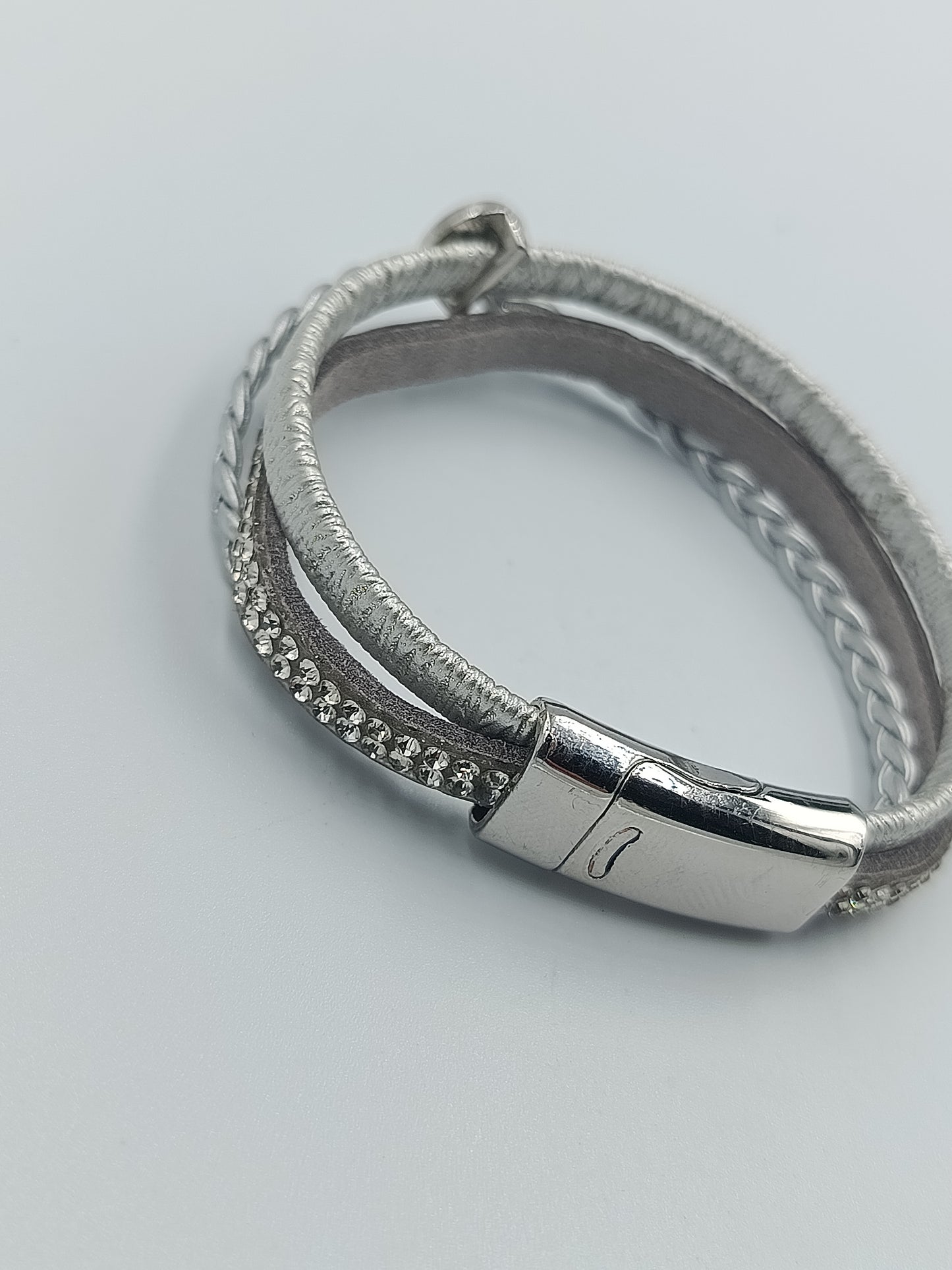 Modernes Armband in Silberoptik mit Magnetverschluss