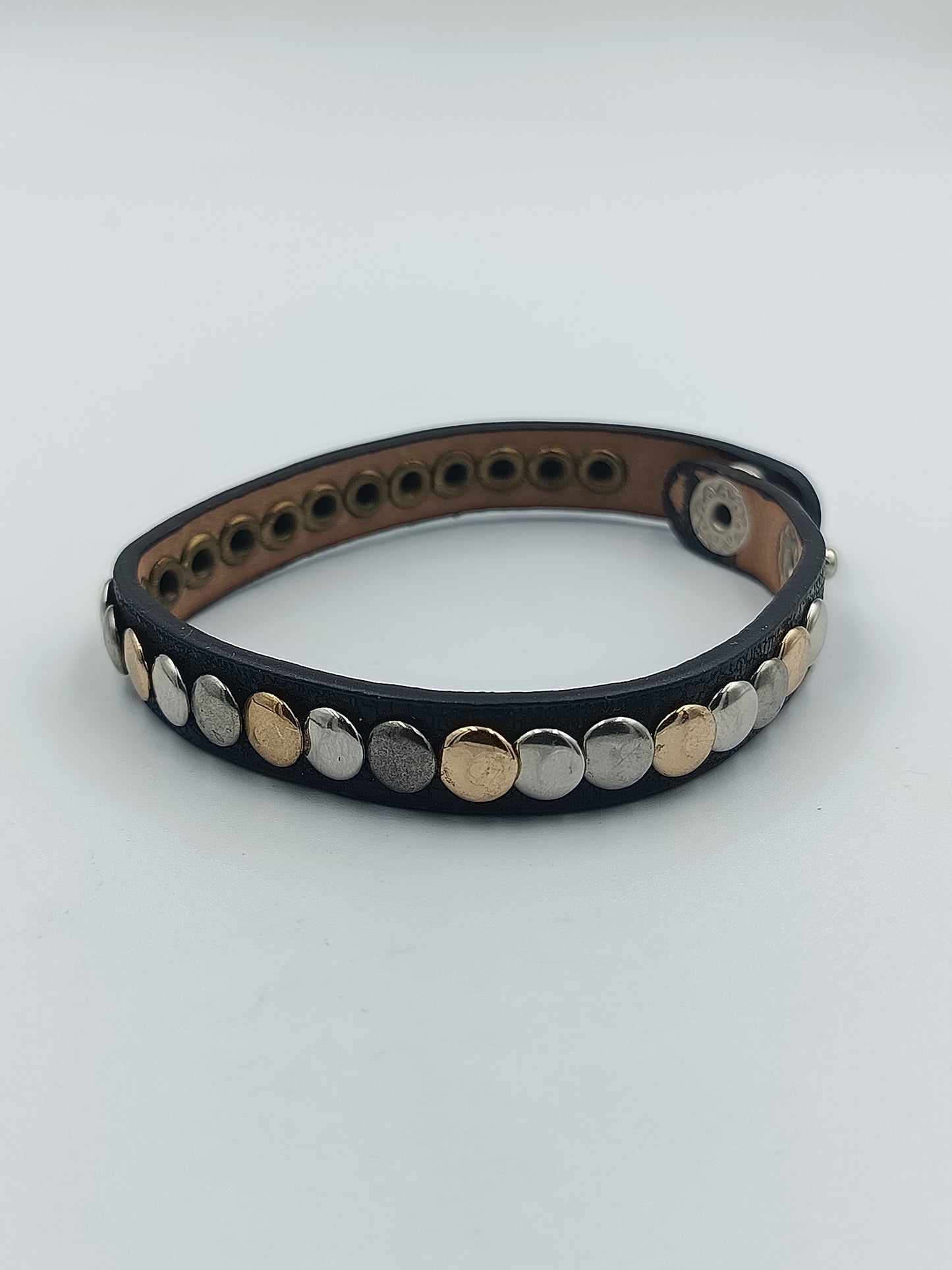 Schwarzes Lederarmband mit Nieten