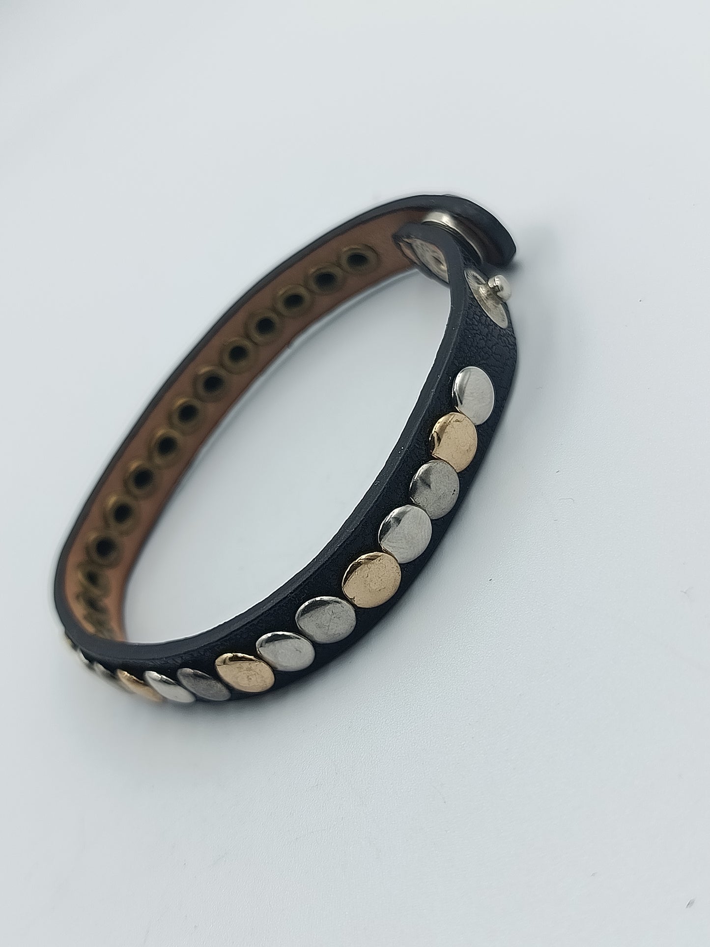 Schwarzes Lederarmband mit Nieten
