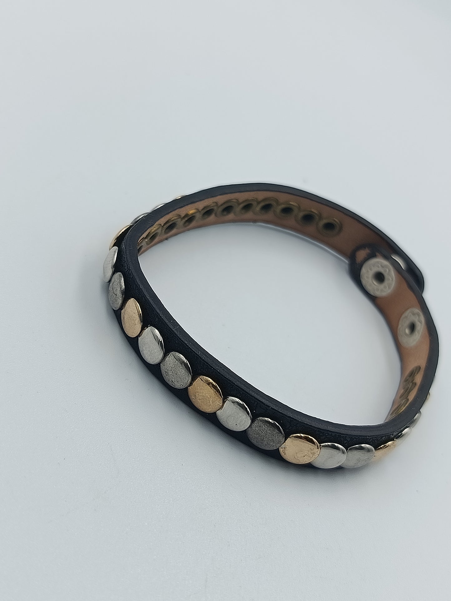 Schwarzes Lederarmband mit Nieten