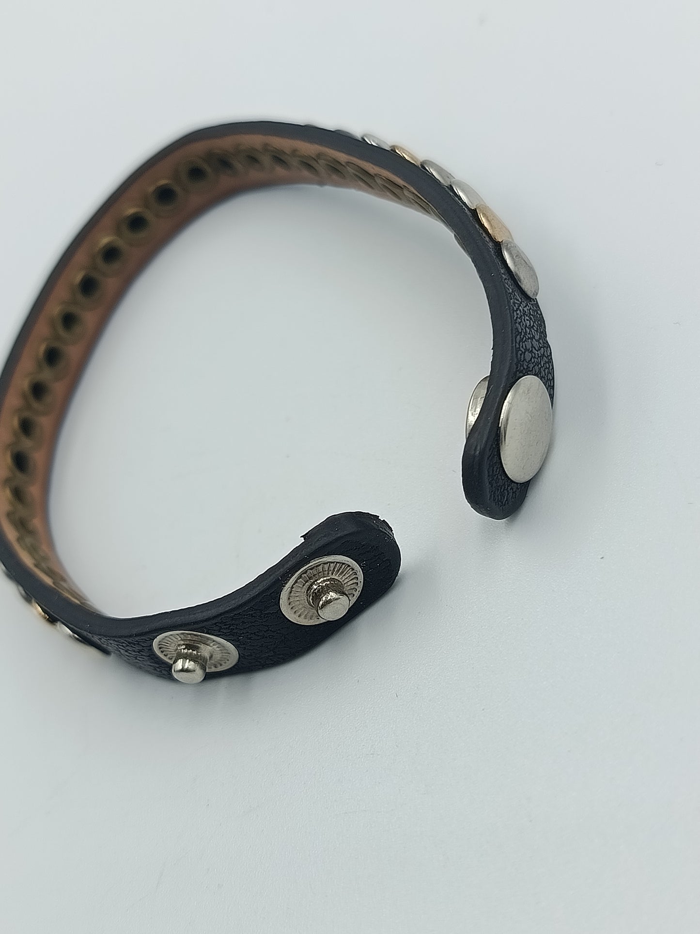 Schwarzes Lederarmband mit Nieten