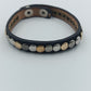 Schwarzes Lederarmband mit Nieten