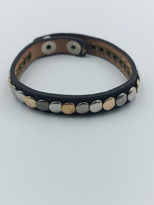 Schwarzes Lederarmband mit Nieten