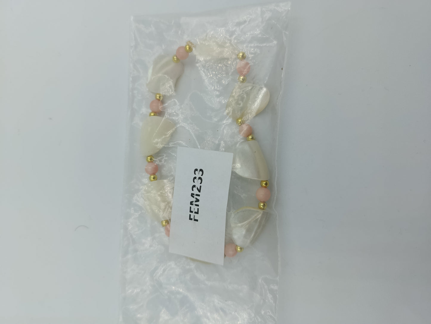 Dehnbares Armband mit Muschel- und Perlen-Optik