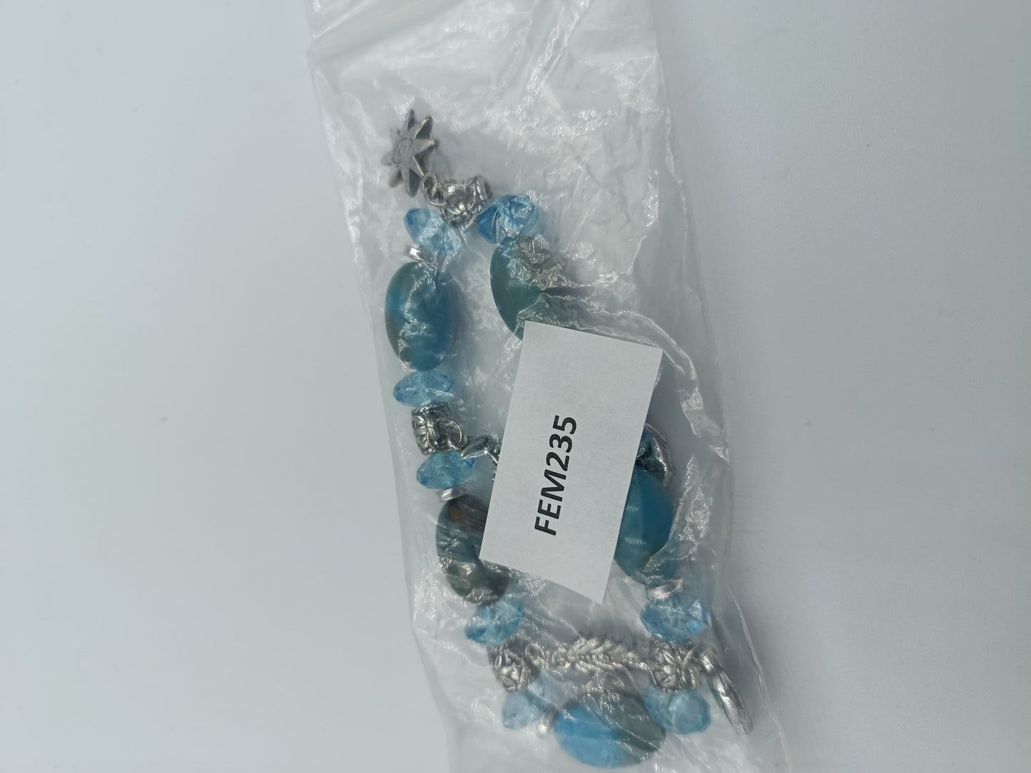 Elastisches Armband mit blauen Perlen und Charms