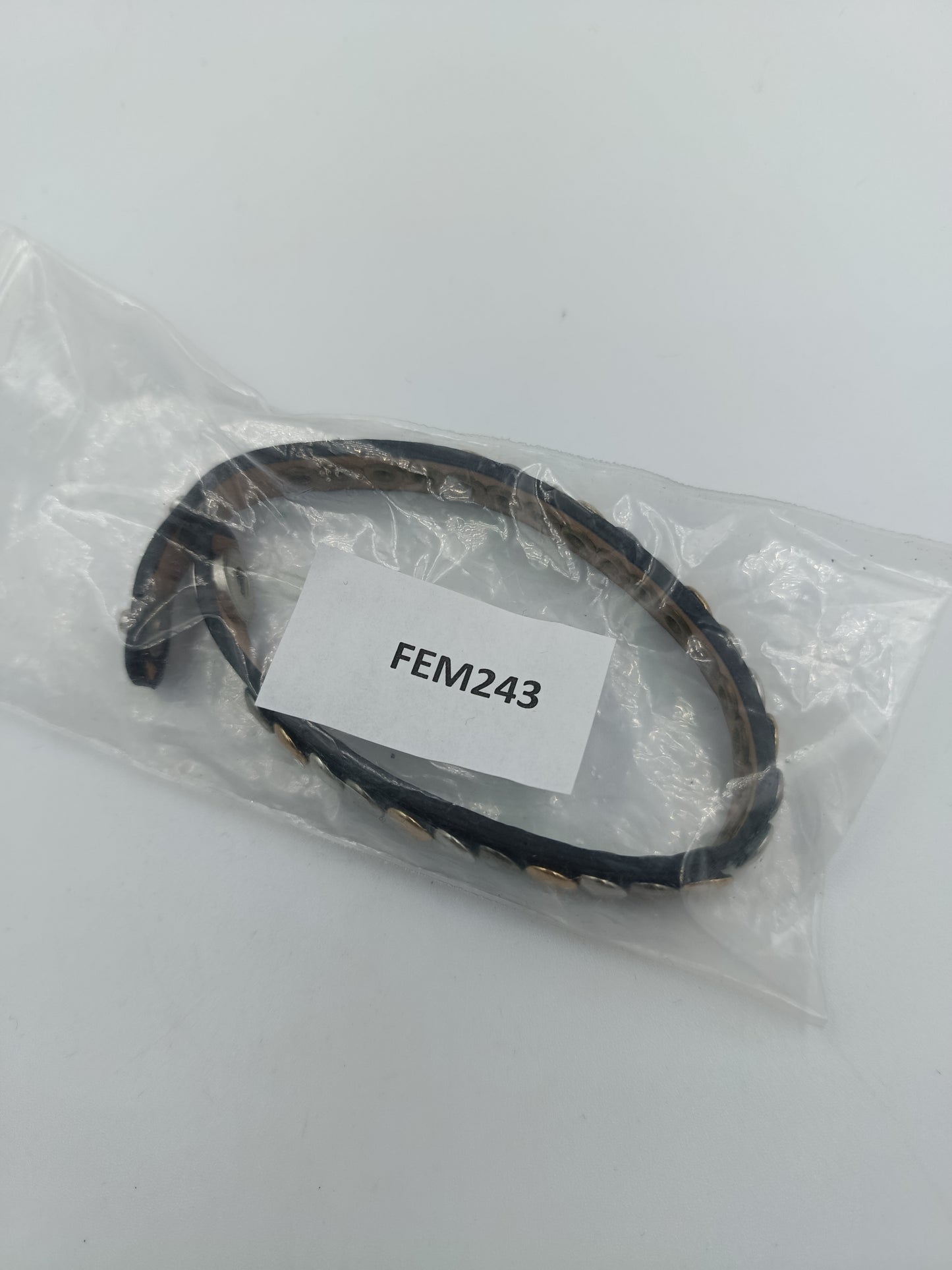 Schwarzes Lederarmband mit Nieten