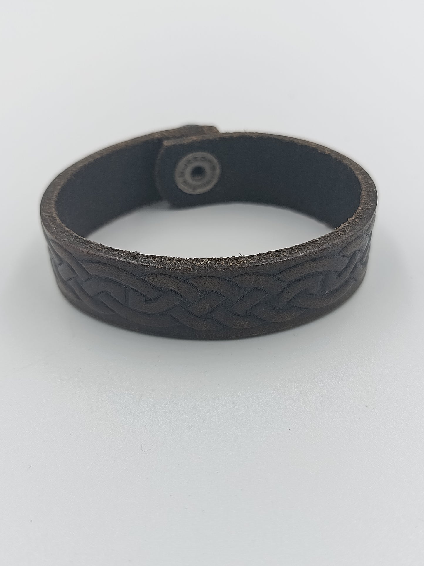 Dunkles Lederarmband mit keltischem Muster