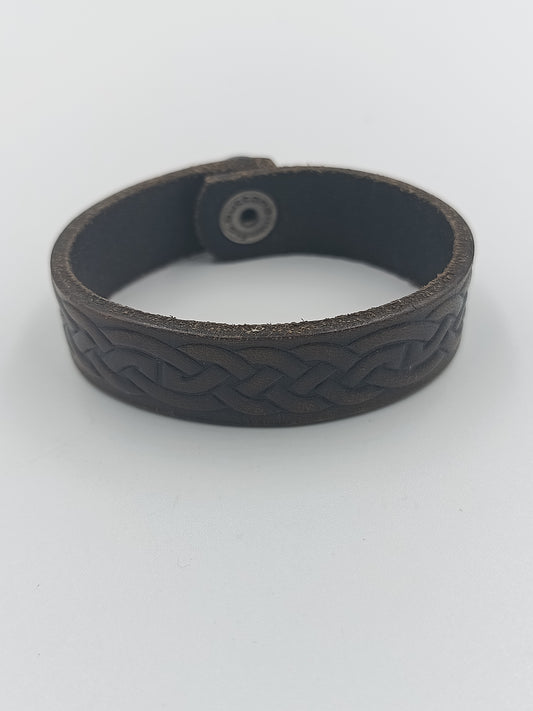 Dunkles Lederarmband mit keltischem Muster