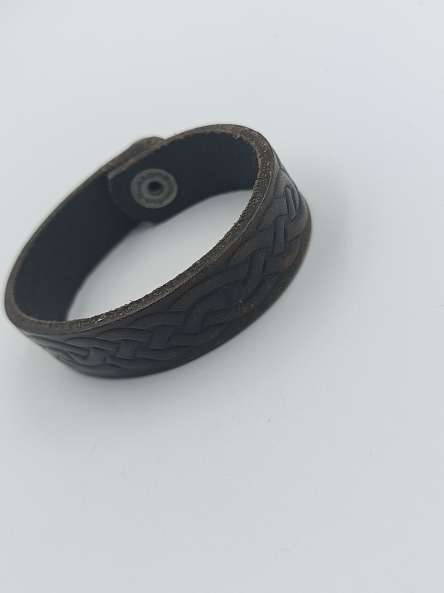Dunkles Lederarmband mit keltischem Muster