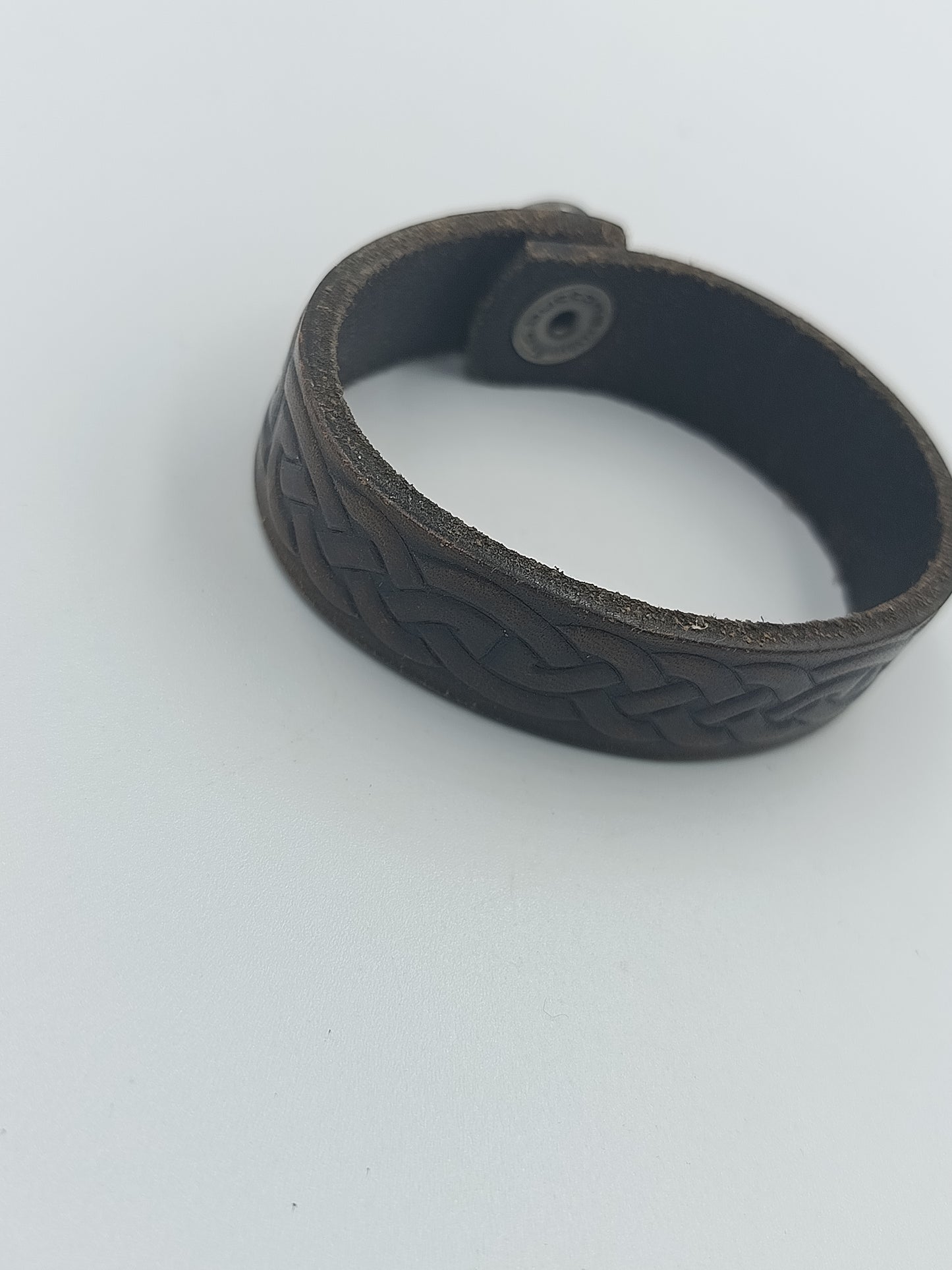 Dunkles Lederarmband mit keltischem Muster