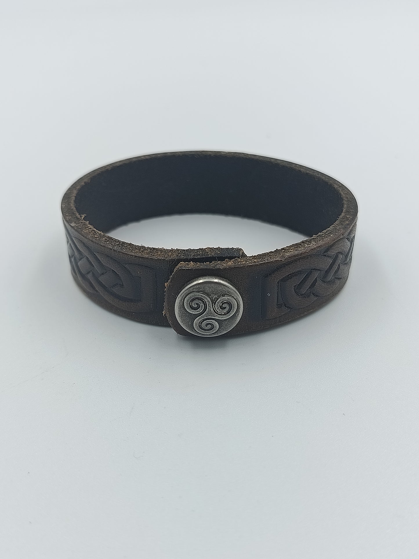Dunkles Lederarmband mit keltischem Muster
