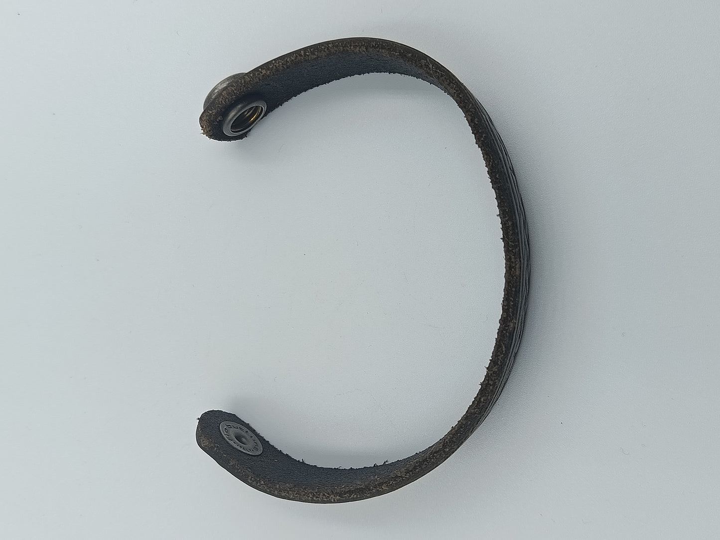 Dunkles Lederarmband mit keltischem Muster