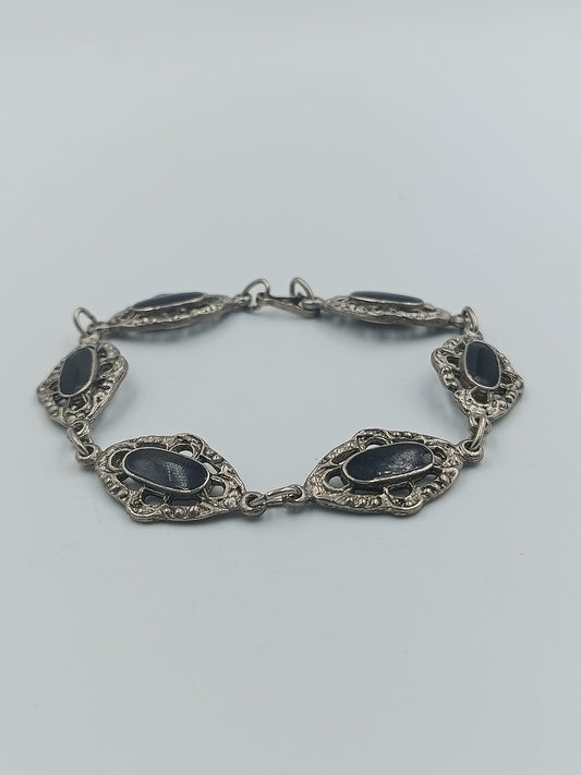 Filigranes Armband mit schwarzen Steineinsätzen