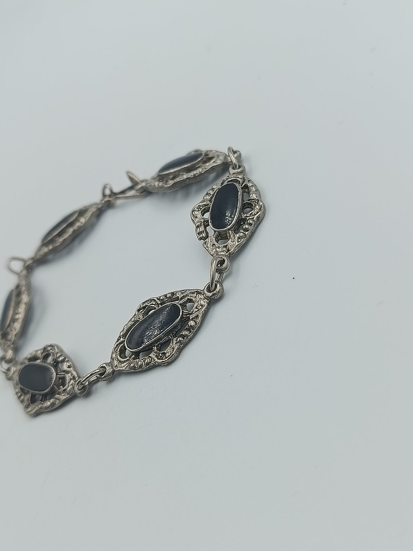 Filigranes Armband mit schwarzen Steineinsätzen