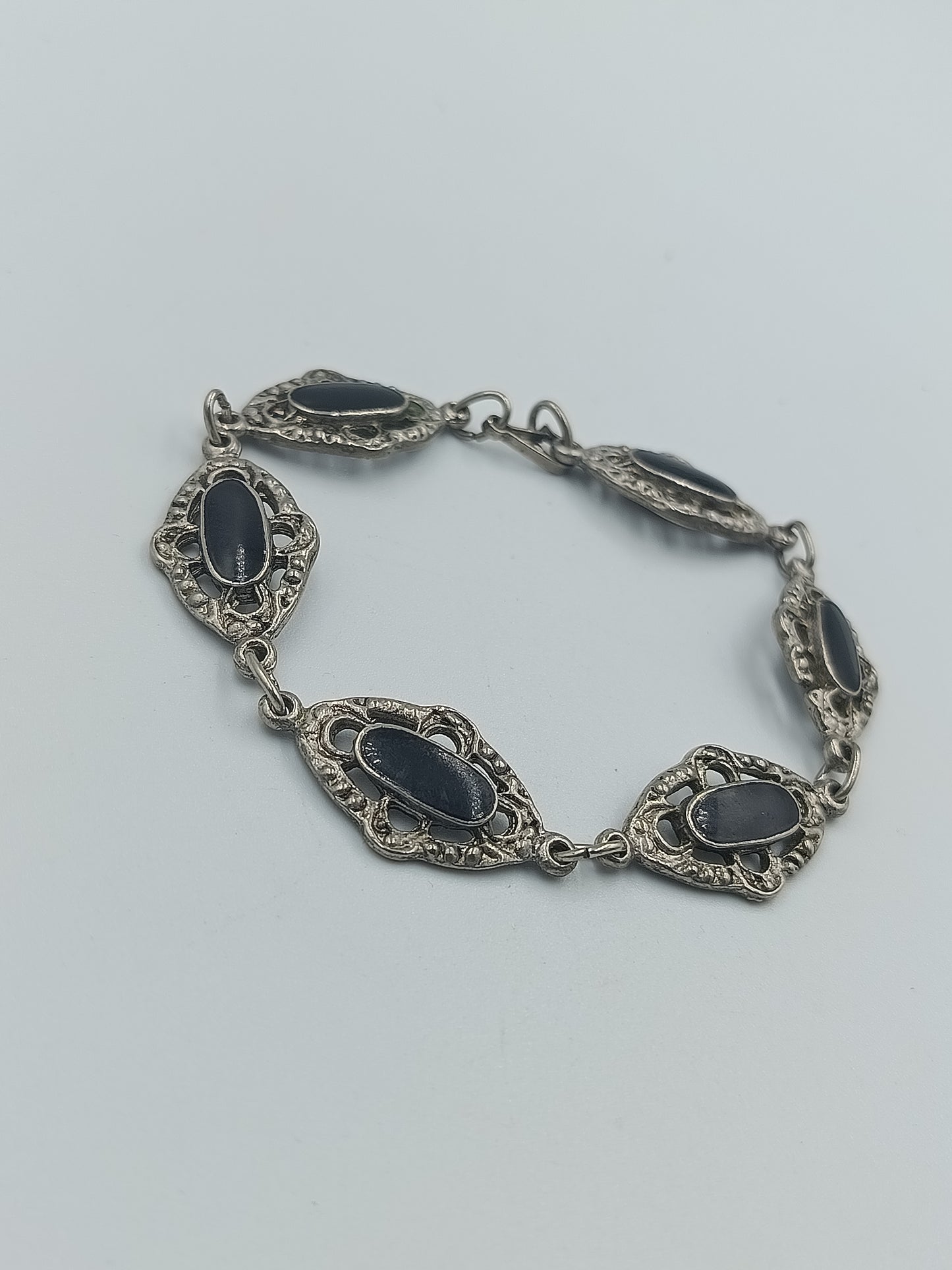 Filigranes Armband mit schwarzen Steineinsätzen