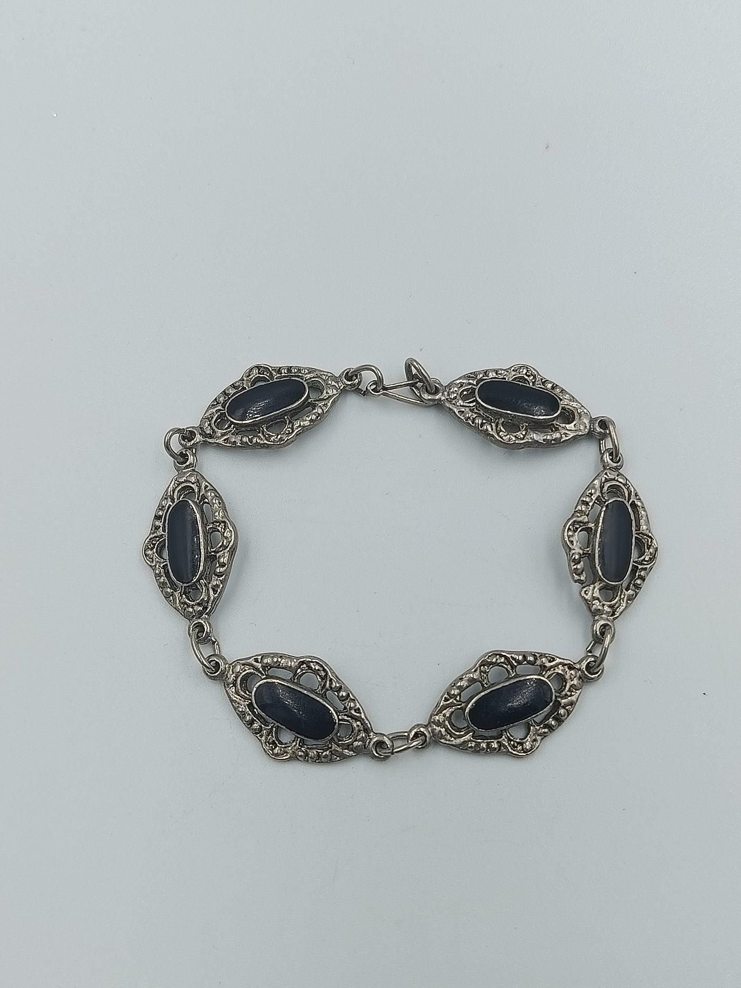 Filigranes Armband mit schwarzen Steineinsätzen