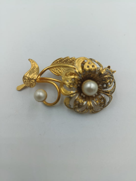 Goldfarbene Vintage-Brosche mit Perlenblüten