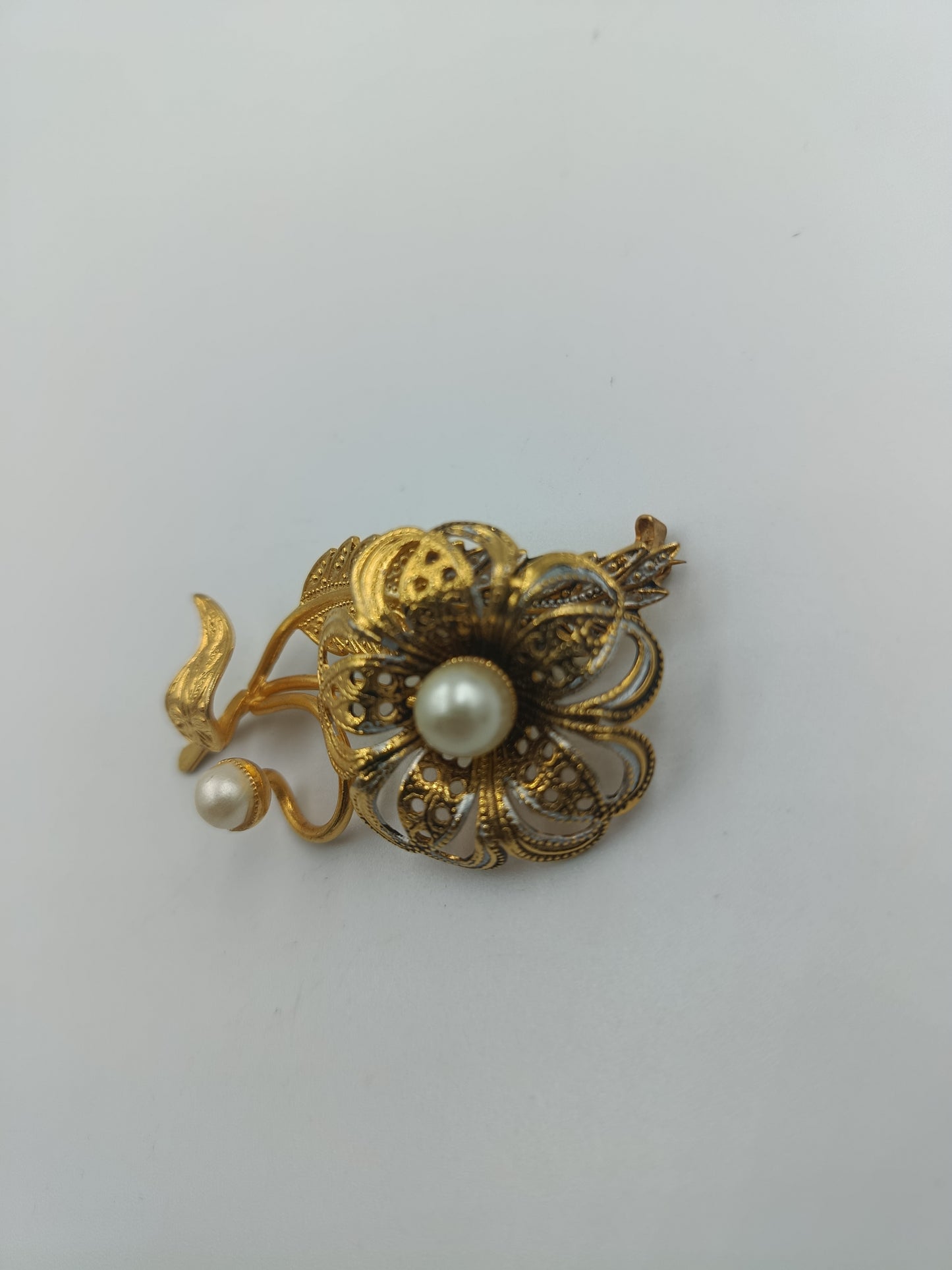 Goldfarbene Vintage-Brosche mit Perlenblüten